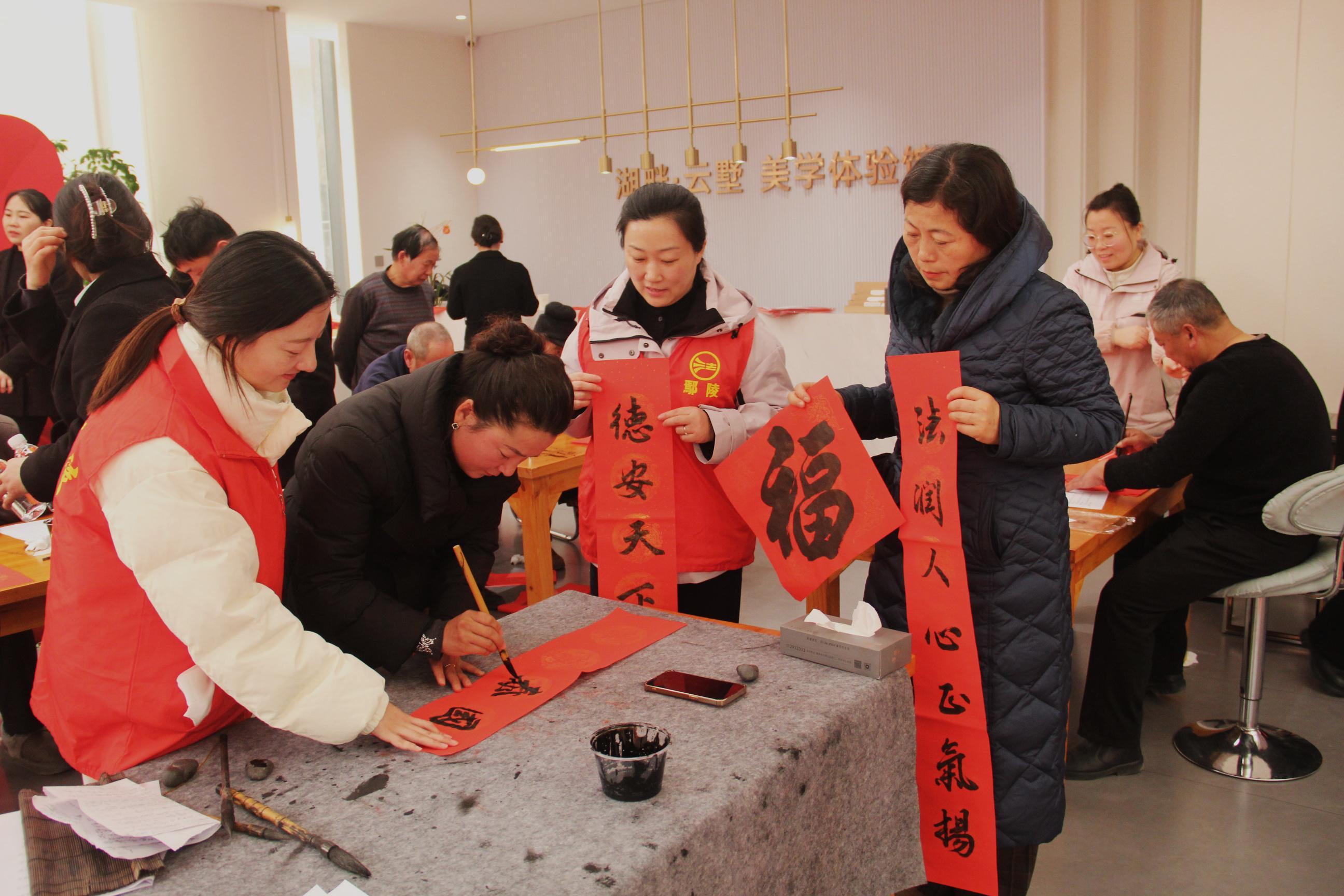 河南鄢陵縣司法局開展送法治春聯(lián)活動
